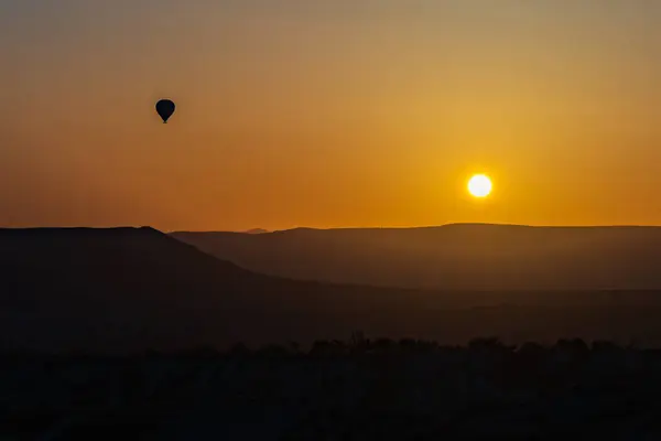 Büyülü Şafak: Kapadokya 'nın Peri Bacalarının Üzerinde Gün Doğumu. Kapadokya, Türkiye 'nin Merkez Anadolu kentinde eşsiz manzarası, yeraltı şehirleri, mağara evleri ve peri bacalarıyla tanınan tarihi bir bölgedir.. 