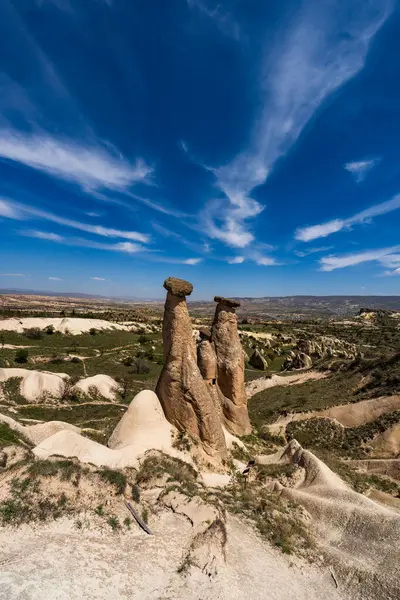 Büyülü Şafak: Kapadokya 'nın Peri Bacalarının Üzerinde Gün Doğumu. Kapadokya, Türkiye 'nin Merkez Anadolu kentinde eşsiz manzarası, yeraltı şehirleri, mağara evleri ve peri bacalarıyla tanınan tarihi bir bölgedir.. 
