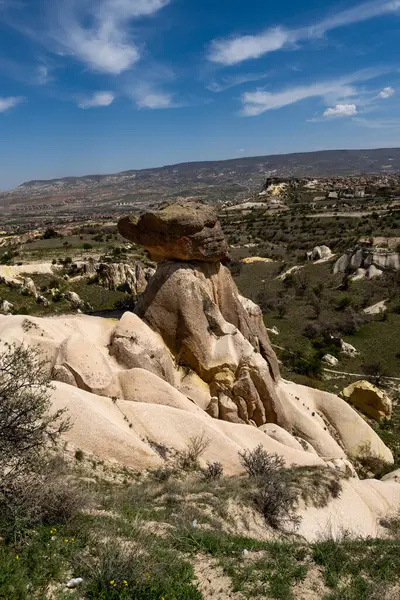 Büyülü Şafak: Kapadokya 'nın Peri Bacalarının Üzerinde Gün Doğumu. Kapadokya, Türkiye 'nin Merkez Anadolu kentinde eşsiz manzarası, yeraltı şehirleri, mağara evleri ve peri bacalarıyla tanınan tarihi bir bölgedir.. 