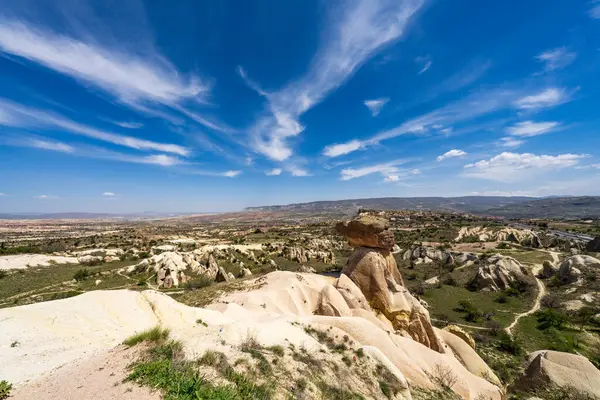 Büyülü Şafak: Kapadokya 'nın Peri Bacalarının Üzerinde Gün Doğumu. Kapadokya, Türkiye 'nin Merkez Anadolu kentinde eşsiz manzarası, yeraltı şehirleri, mağara evleri ve peri bacalarıyla tanınan tarihi bir bölgedir.. 