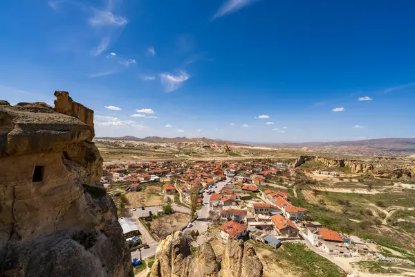 Büyülü Şafak: Kapadokya 'nın Peri Bacalarının Üzerinde Gün Doğumu. Kapadokya, Türkiye 'nin Merkez Anadolu kentinde eşsiz manzarası, yeraltı şehirleri, mağara evleri ve peri bacalarıyla tanınan tarihi bir bölgedir.. 