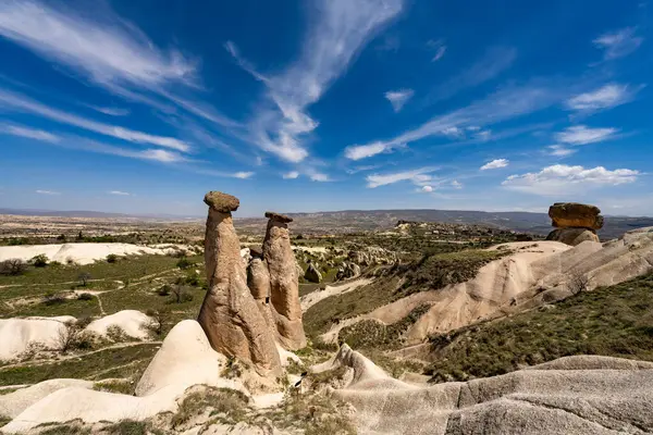 Büyülü Şafak: Kapadokya 'nın Peri Bacalarının Üzerinde Gün Doğumu. Kapadokya, Türkiye 'nin Merkez Anadolu kentinde eşsiz manzarası, yeraltı şehirleri, mağara evleri ve peri bacalarıyla tanınan tarihi bir bölgedir.. 