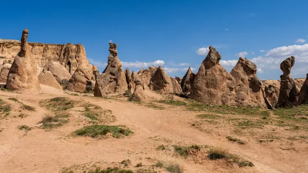 Büyülü Şafak: Kapadokya 'nın Peri Bacalarının Üzerinde Gün Doğumu. Kapadokya, Türkiye 'nin Merkez Anadolu kentinde eşsiz manzarası, yeraltı şehirleri, mağara evleri ve peri bacalarıyla tanınan tarihi bir bölgedir.. 