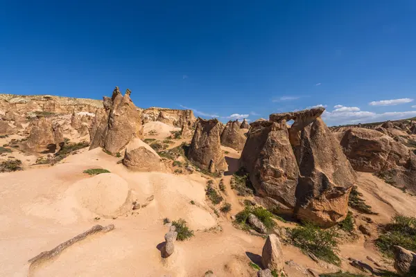 Büyülü Şafak: Kapadokya 'nın Peri Bacalarının Üzerinde Gün Doğumu. Kapadokya, Türkiye 'nin Merkez Anadolu kentinde eşsiz manzarası, yeraltı şehirleri, mağara evleri ve peri bacalarıyla tanınan tarihi bir bölgedir.. 