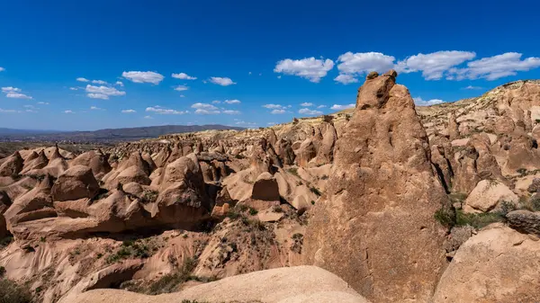 Büyülü Şafak: Kapadokya 'nın Peri Bacalarının Üzerinde Gün Doğumu. Kapadokya, Türkiye 'nin Merkez Anadolu kentinde eşsiz manzarası, yeraltı şehirleri, mağara evleri ve peri bacalarıyla tanınan tarihi bir bölgedir.. 
