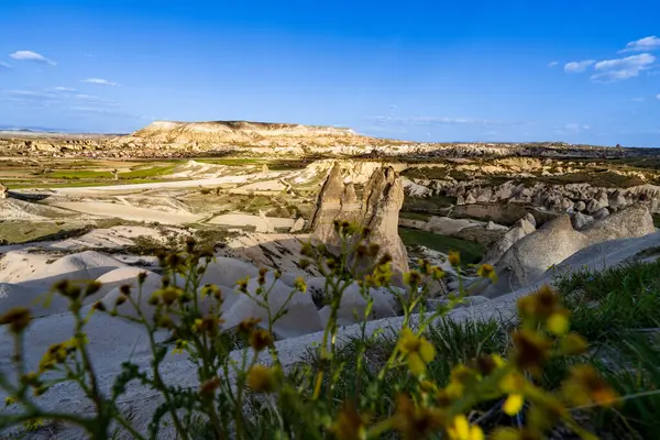 Büyülü Şafak: Kapadokya 'nın Peri Bacalarının Üzerinde Gün Doğumu. Kapadokya, Türkiye 'nin Merkez Anadolu kentinde eşsiz manzarası, yeraltı şehirleri, mağara evleri ve peri bacalarıyla tanınan tarihi bir bölgedir.. 