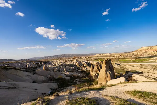 Büyülü Şafak: Kapadokya 'nın Peri Bacalarının Üzerinde Gün Doğumu. Kapadokya, Türkiye 'nin Merkez Anadolu kentinde eşsiz manzarası, yeraltı şehirleri, mağara evleri ve peri bacalarıyla tanınan tarihi bir bölgedir.. 