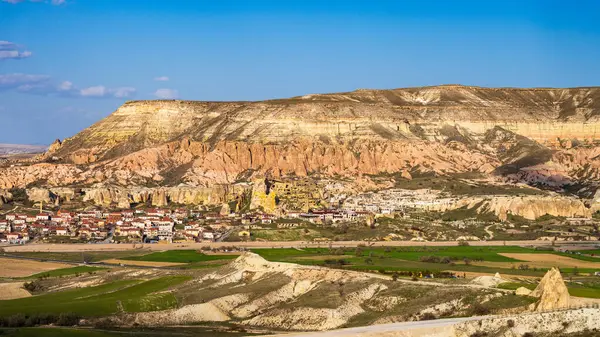 Büyülü Şafak: Kapadokya 'nın Peri Bacalarının Üzerinde Gün Doğumu. Kapadokya, Türkiye 'nin Merkez Anadolu kentinde eşsiz manzarası, yeraltı şehirleri, mağara evleri ve peri bacalarıyla tanınan tarihi bir bölgedir.. 