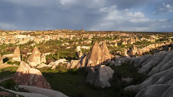 Büyülü Şafak: Kapadokya 'nın Peri Bacalarının Üzerinde Gün Doğumu. Kapadokya, Türkiye 'nin Merkez Anadolu kentinde eşsiz manzarası, yeraltı şehirleri, mağara evleri ve peri bacalarıyla tanınan tarihi bir bölgedir.. 