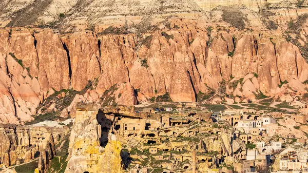 Büyülü Şafak: Kapadokya 'nın Peri Bacalarının Üzerinde Gün Doğumu. Kapadokya, Türkiye 'nin Merkez Anadolu kentinde eşsiz manzarası, yeraltı şehirleri, mağara evleri ve peri bacalarıyla tanınan tarihi bir bölgedir.. 