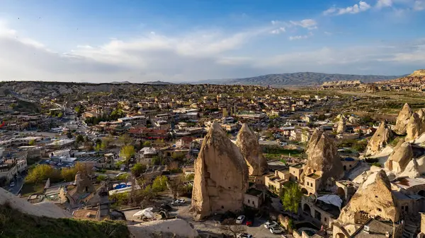 Büyülü Şafak: Kapadokya 'nın Peri Bacalarının Üzerinde Gün Doğumu. Kapadokya, Türkiye 'nin Merkez Anadolu kentinde eşsiz manzarası, yeraltı şehirleri, mağara evleri ve peri bacalarıyla tanınan tarihi bir bölgedir.. 