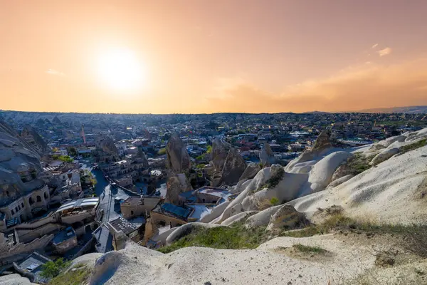 Büyülü Şafak: Kapadokya 'nın Peri Bacalarının Üzerinde Gün Doğumu. Kapadokya, Türkiye 'nin Merkez Anadolu kentinde eşsiz manzarası, yeraltı şehirleri, mağara evleri ve peri bacalarıyla tanınan tarihi bir bölgedir.. 
