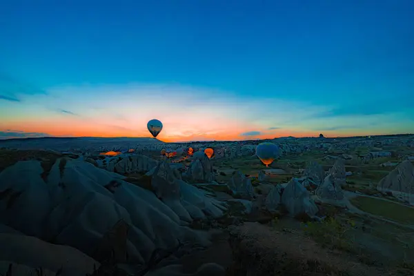 Büyülü Şafak: Kapadokya 'nın Peri Bacalarının Üzerinde Gün Doğumu. Kapadokya, Türkiye 'nin Merkez Anadolu kentinde eşsiz manzarası, yeraltı şehirleri, mağara evleri ve peri bacalarıyla tanınan tarihi bir bölgedir.. 
