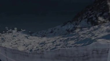 Buzdağları, buzullardan ya da buz raflarından kopup okyanusta yüzen büyük buz kütleleridir. Buzullar ise karadaki sıkıştırılmış kardan oluşan devasa, yavaş hareket eden buz nehirleridir..