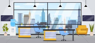 Güzel bir ofis içinin vektör çizimi. Masalar, bilgisayarlar, saksılar, su soğutucusu, televizyonlar, sandalyeler, binaların siluetleri olan pencereli modern bir ofis sahnesi..