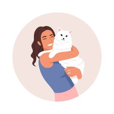 Yavru kediye sarılan güzel bir kızın vektör çizimi. Beyaz bir arka planda beyaz bir kediyi kollarında tutan dalgalı saçlı neşeli bir kızın karikatür sahnesi. Evcil bir hayvana karşı duyarlı..