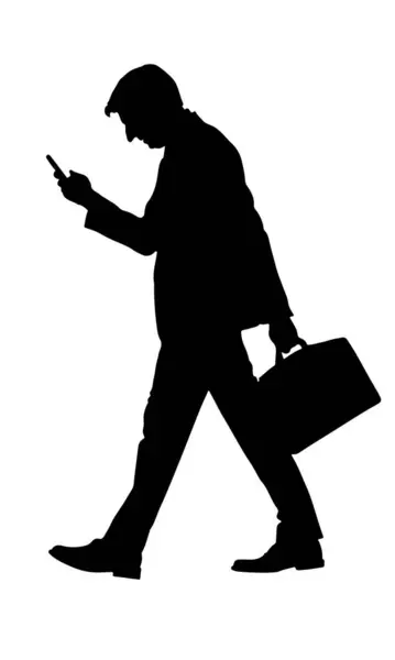 Evrak çantasıyla yürüyen ve beyaz arka planda izole edilmiş bir cep telefonu kullanan bir iş adamının silüeti.