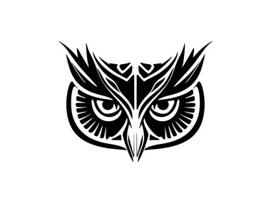 Yüzünde Polinezya tasarımları olan siyah beyaz baykuş dövmesi..