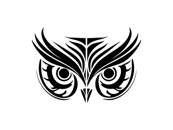 Siyah beyaz bir baykuşun yüzü, Polinezya desenleriyle dövmeli..