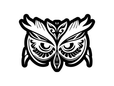 Polinezya tasarımlarıyla dövmeli siyah ve beyaz bir baykuşun yüzü.