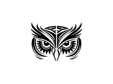 Polinezya motifleri içeren tek renkli dövmeli kel bir baykuş..