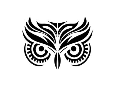 Polinezya tasarımlarıyla dövmeli siyah ve beyaz bir baykuşun yüzü.
