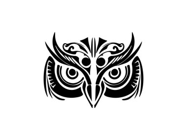 Siyah beyaz mürekkeple betimlenmiş Polinezya desenli bir baykuşun yüzü..