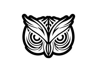 Siyah beyaz dövmeli baykuş yüzü ve karmaşık Polinezya tasarımları..