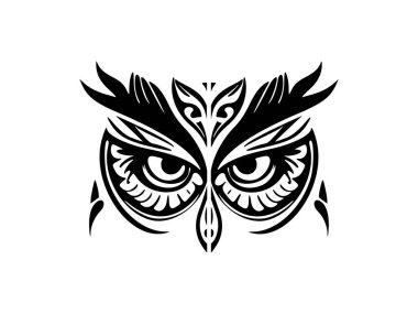 Polinezya tasarımlarıyla süslenmiş siyah beyaz yüzlü bir baykuş dövmesi..