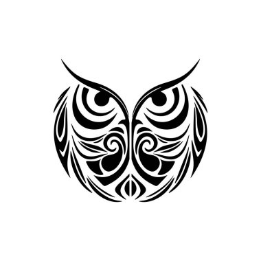 Üzerinde Polinezya tasarımları olan siyah beyaz baykuş dövmesi..