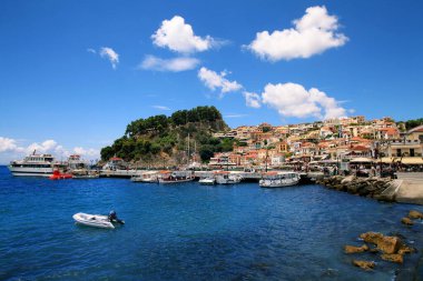 Yunanistan 'daki Parga kentinin geniş görüşü. Güneşli bir gün.