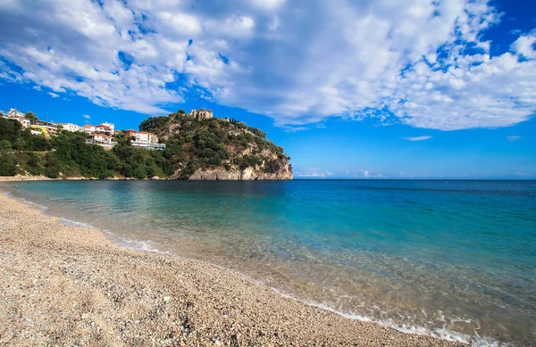 Una Larga Playa Con Vistas Fortaleza Parga Grecia —  Fotos de Stock