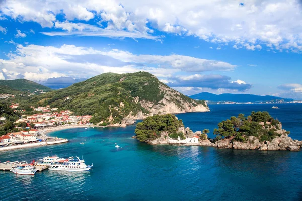 Öğleden sonra Parga 'daki küçük adanın manzarası.
