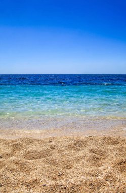 Yunanistan 'da sahil manzarası, açık deniz ve mavi gökyüzü