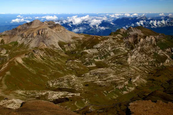 瑞士Lauterbrunnen和因特拉肯附近的Schilthorn山的蓝天和云彩映衬下的前景全景 — 图库照片