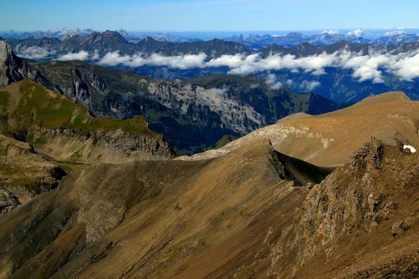 Panoramatický Výhled Krajinu Horami Popředí Proti Modré Obloze Mraky Hoře — Stock fotografie