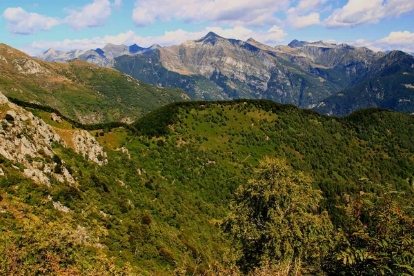 Panoramablick Auf Die Landschaft Mit Bergen Und Grünen Hügeln Vordergrund — Stockfoto
