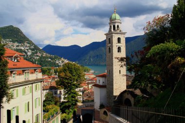 Dağların manzarası, Lugano Gölü ve güney İsviçre Lugano 'daki San Lorenzo Katedrali' nin çan kulesi.