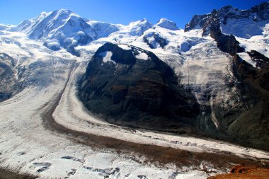 İsviçre 'nin güneyindeki Zermatt yakınlarında Gornergrat Dağı' ndan kar beyazı Matterhorn buzulunun manzarası