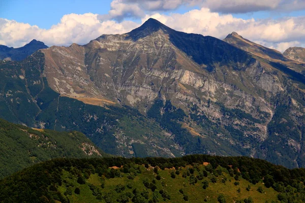 Vista Panorámica Del Paisaje Con Montañas Verdes Colinas Primer Plano — Foto de Stock