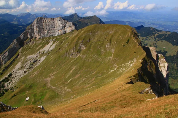 在瑞士卢塞恩附近的皮拉图斯山上 背景中的风景是高山 背景中的山脉是长距离的 天空中布满了云彩 — 图库照片