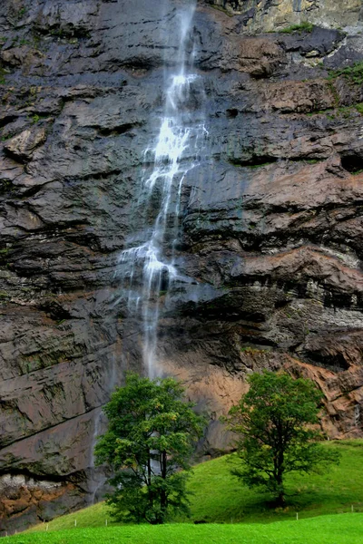 Een Dunne Waterval Van Top Van Een Berg Het Lauterbrunnen — Stockfoto