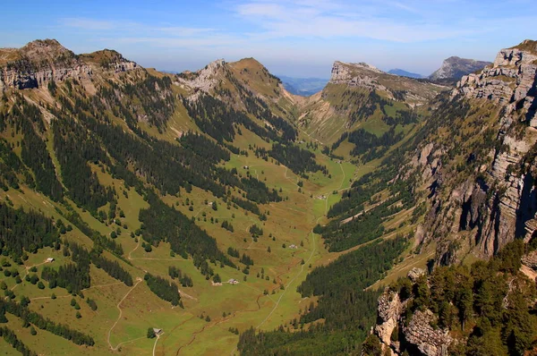 Landschaft Mit Bergen Einer Mulde Und Häusern Vor Blauem Himmel — Stockfoto