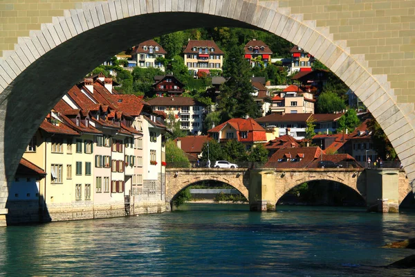 瑞士伯尔尼的Are河 Untertorbrucke和山坡房屋景观 — 图库照片