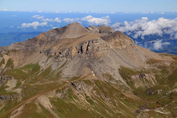 スイスのラウターブルネンとインターラーケンの近くに Schilthorn山の雲と青い空に向かって前景に山のピークを持つ風景のクローズアップビュー — ストック写真