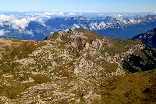 瑞士Lauterbrunnen和因特拉肯附近的Schilthorn山的全景全景 前景是高山 背景是云彩 — 图库照片