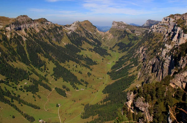 Dağlı Bir Manzara Bir Oyuk Sviçre Nin Interlaken Yakınlarındaki Bir — Stok fotoğraf