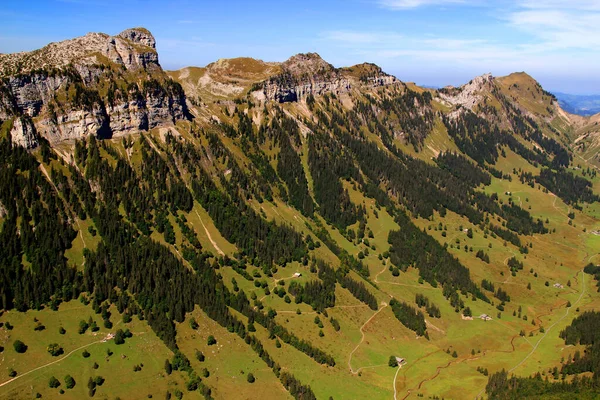Krajina Výhledem Pohoří Dolina Domy Něm Proti Modré Obloze Mraky — Stock fotografie
