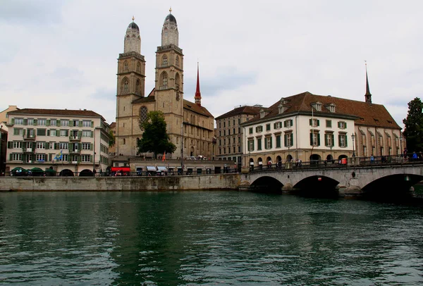 瑞士苏黎世 2018 与瑞士苏黎世市Grossmunster主教座堂 Munsterbrucke拱桥和Limmat河堤景观的照片 — 图库照片