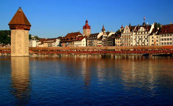 瑞士卢塞恩 2018 照片中的罗斯河及其上装饰着花卉的卡佩尔布鲁克桥 以及城市历史部分海滨的建筑 — 图库照片